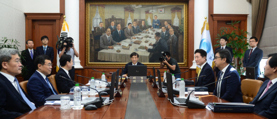 이주열 한국은행 총재가 11일 오전 서울 중구 한국은행에서 8월 기준금리를 결정할 금융통화위원회의를 주재하고 있다.